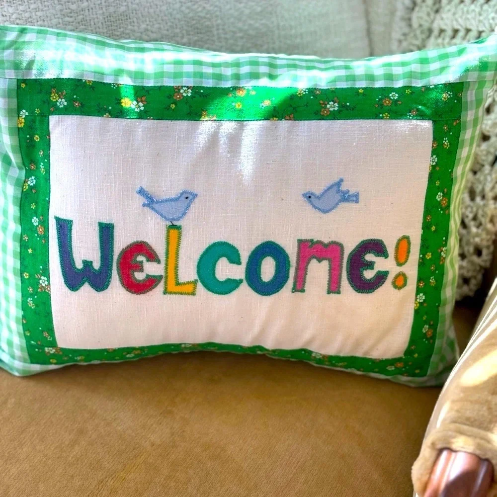 Vintage Applique Welcome Gingham Pillow. 11”x14” Charming Cottagecore. EUC